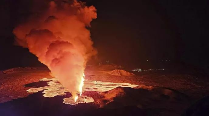 Erupción del volcán en Islandia desata flujos de lava cerca de Grindavik