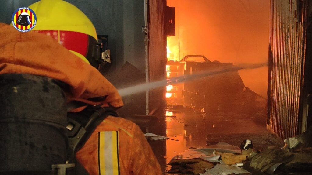 Incendio en almacén logístico de Cecotec en Valencia provoca graves daños materiales