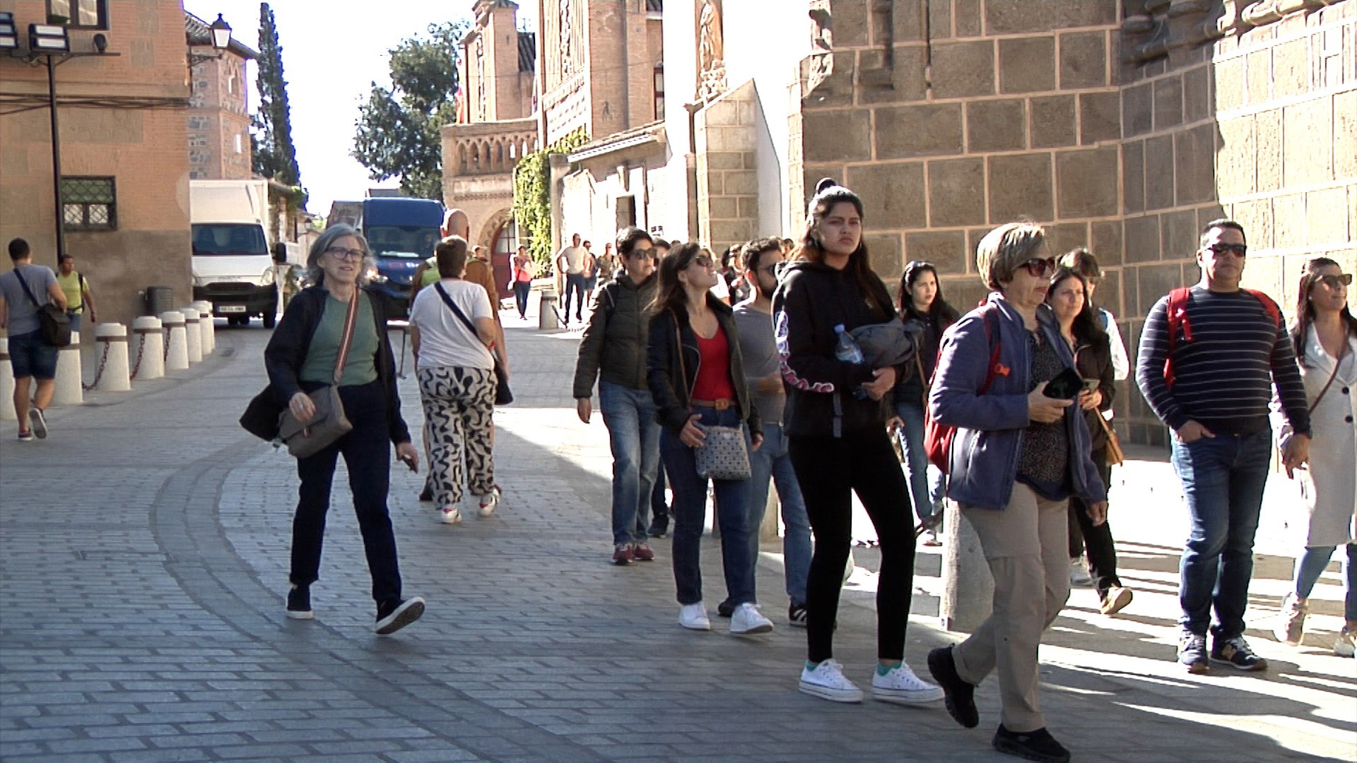 Transeúntes circulando por la calle Reyes Católicos de Toledo tras su remodelación