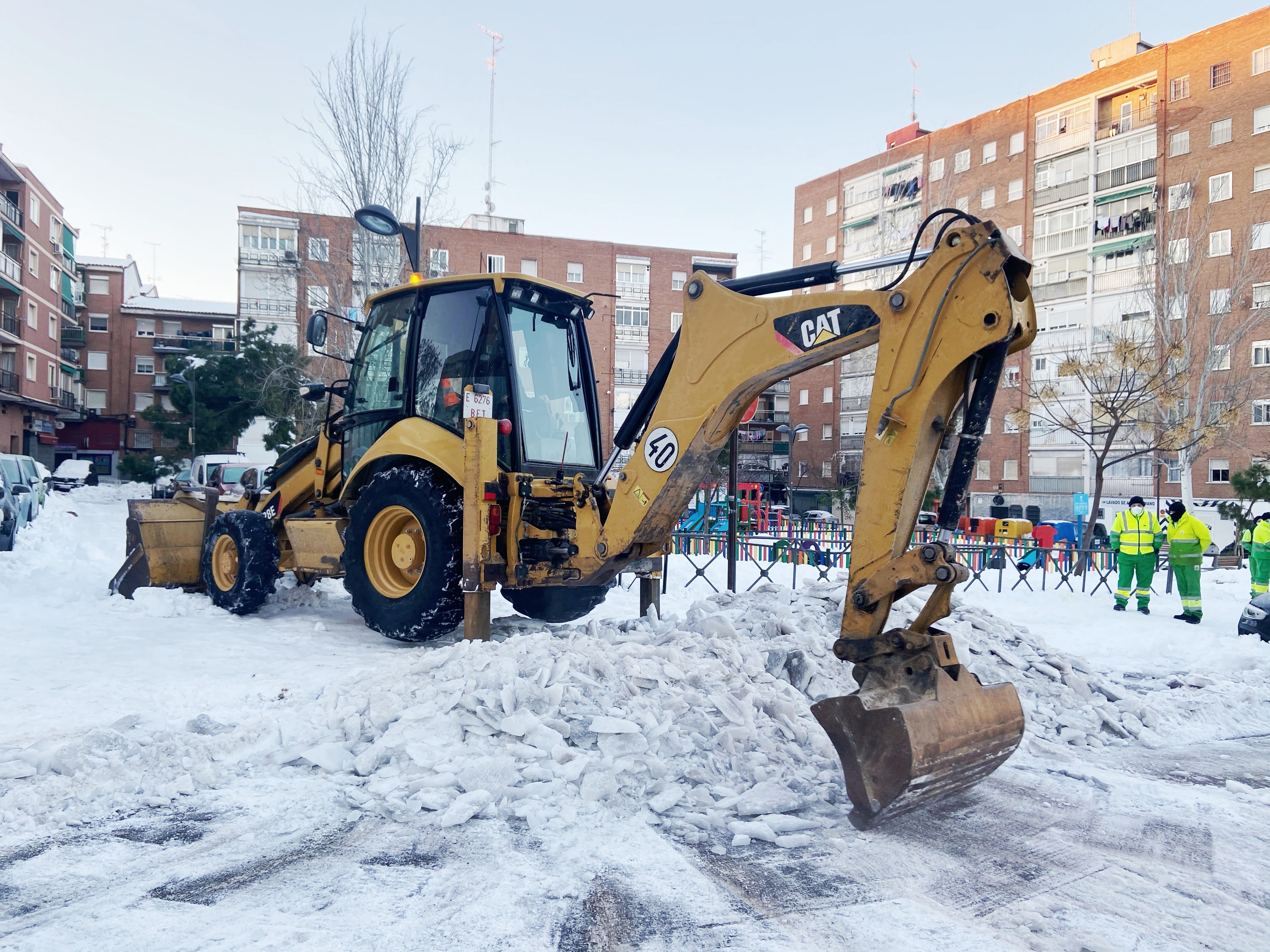 Archivo - Una excavadora retira hielo acumulado en una vía de Alcorcón como consecuencia de la nevada provocada por la borrasca ‘Filomena’, en Madrid, (España), a 13 de enero de 2021. Madrid afronta el tercer día laborable en la región tras la gran nevada