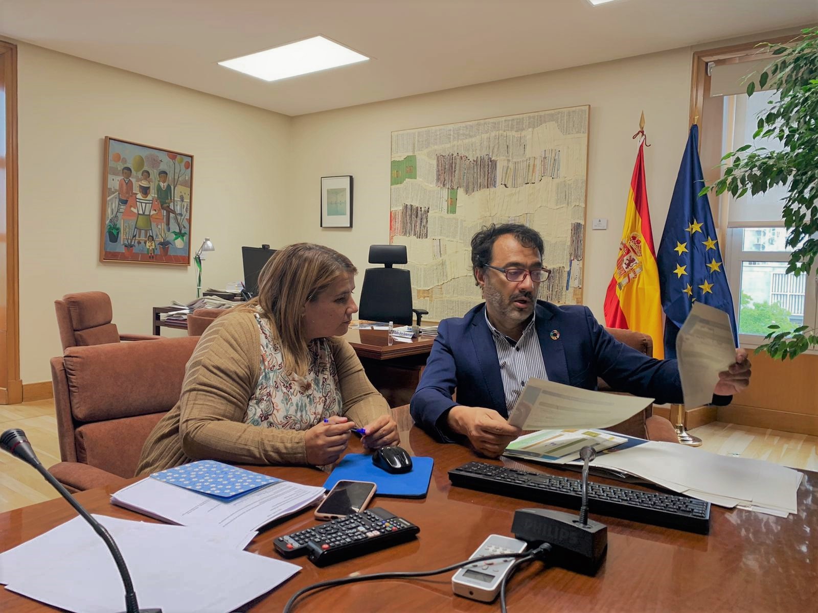 El subsecretario para la Transición Ecológica y el Reto Demográfico, Miguel González Suela, con la alcaldesa de Talavera, Tita García Élez.