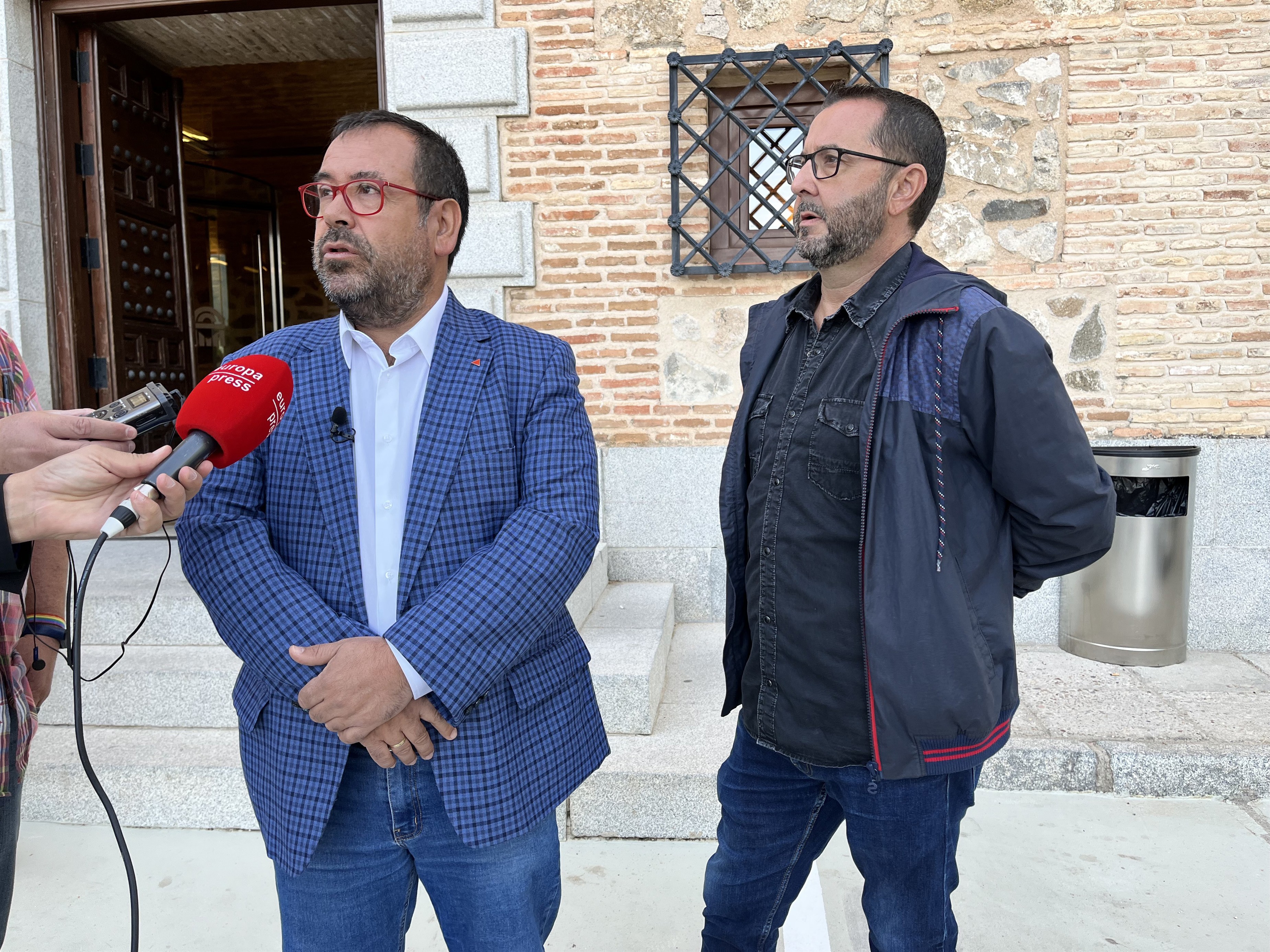 El coordinador de Izquierda Unida en Castilla-La Mancha, Juan Ramón Crespo, en la puerta de las Cortes