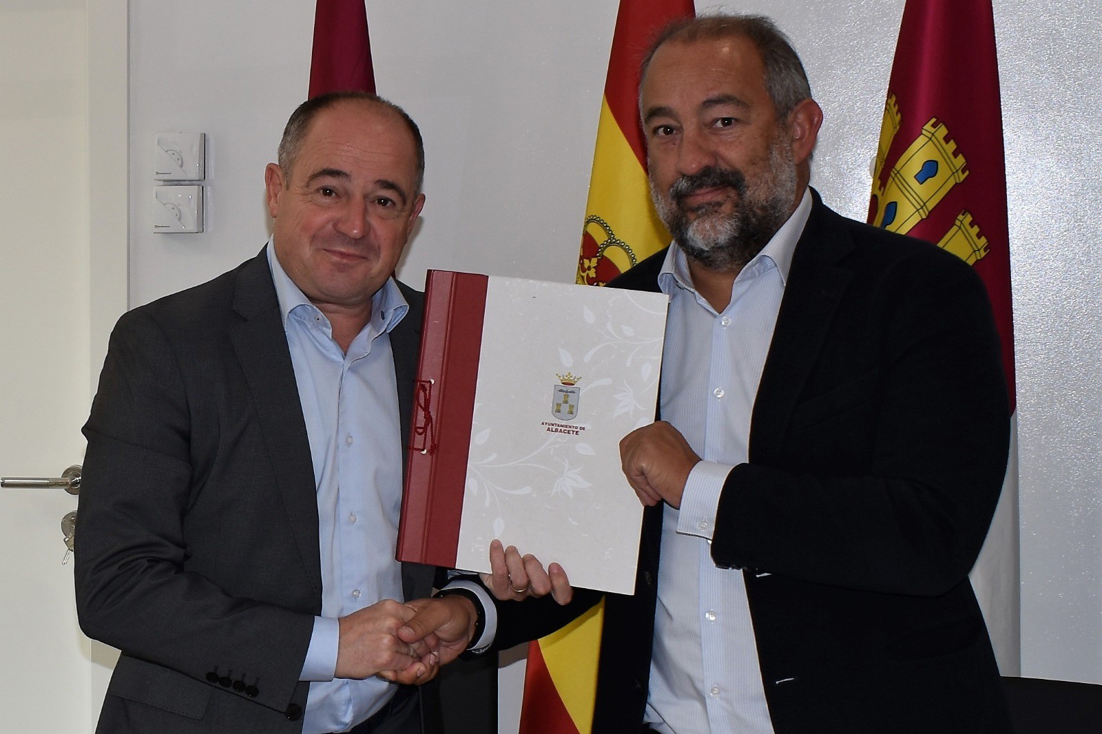 El rector, Julián Garde, y el alcalde de Albacete, Emilio Saez, tras la firma de la cesión.