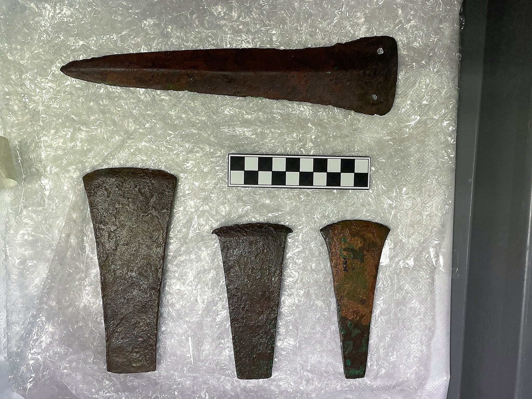 El Ayuntamiento analiza varias piezas metálicas del yacimiento de El Acequión de la Edad de Bronce.