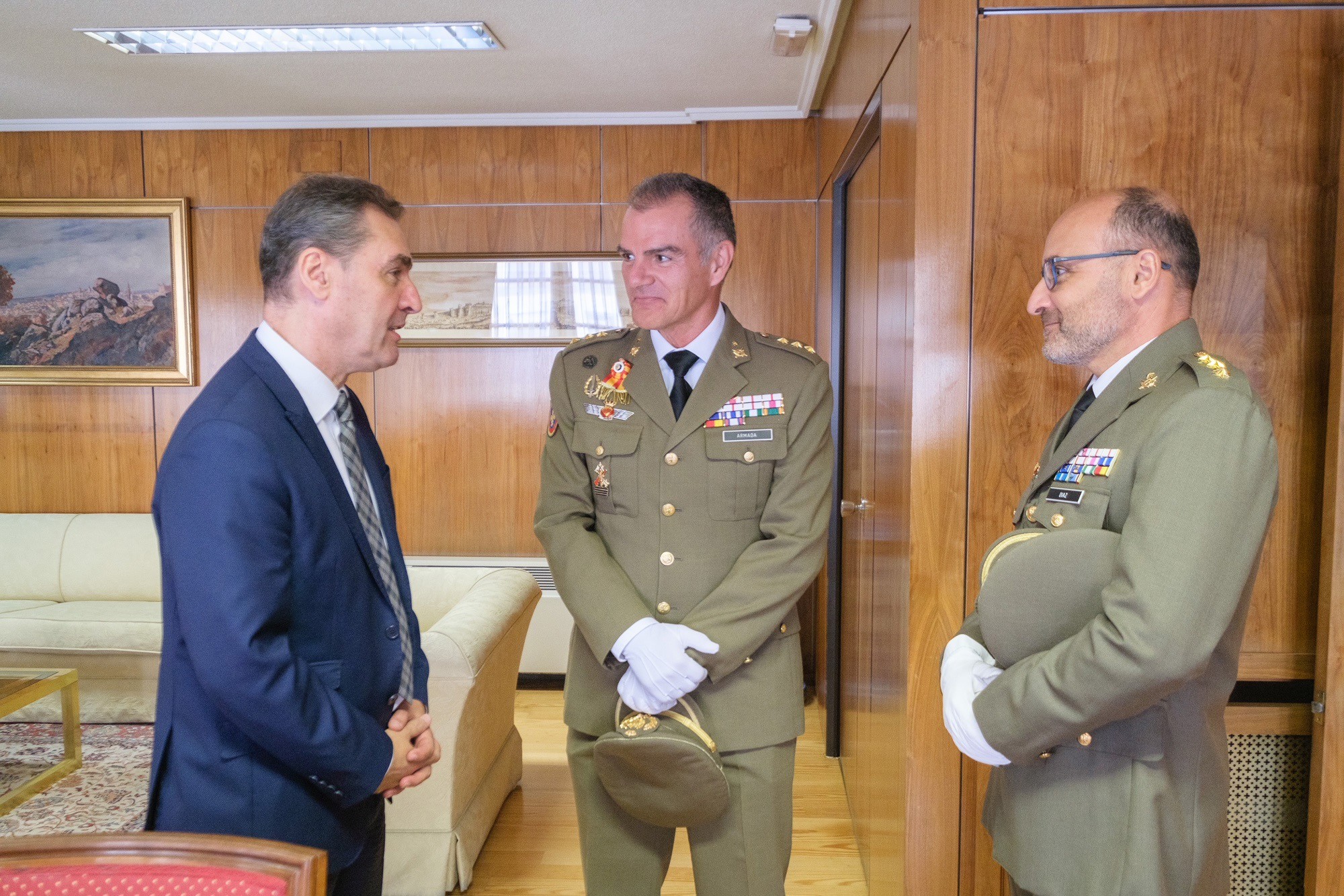 El delegado del Gobierno de España en Castilla-La Mancha recibe al nuevo director de la Academia de Infantería de Toledo y reconoce la labor de su antecesor