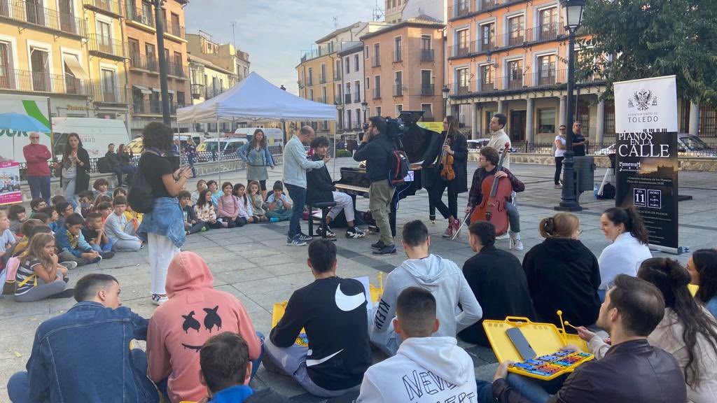 Escolares toledanos disfrutan de la música de los pianos que han ocupado las calles del Casco Histórico.