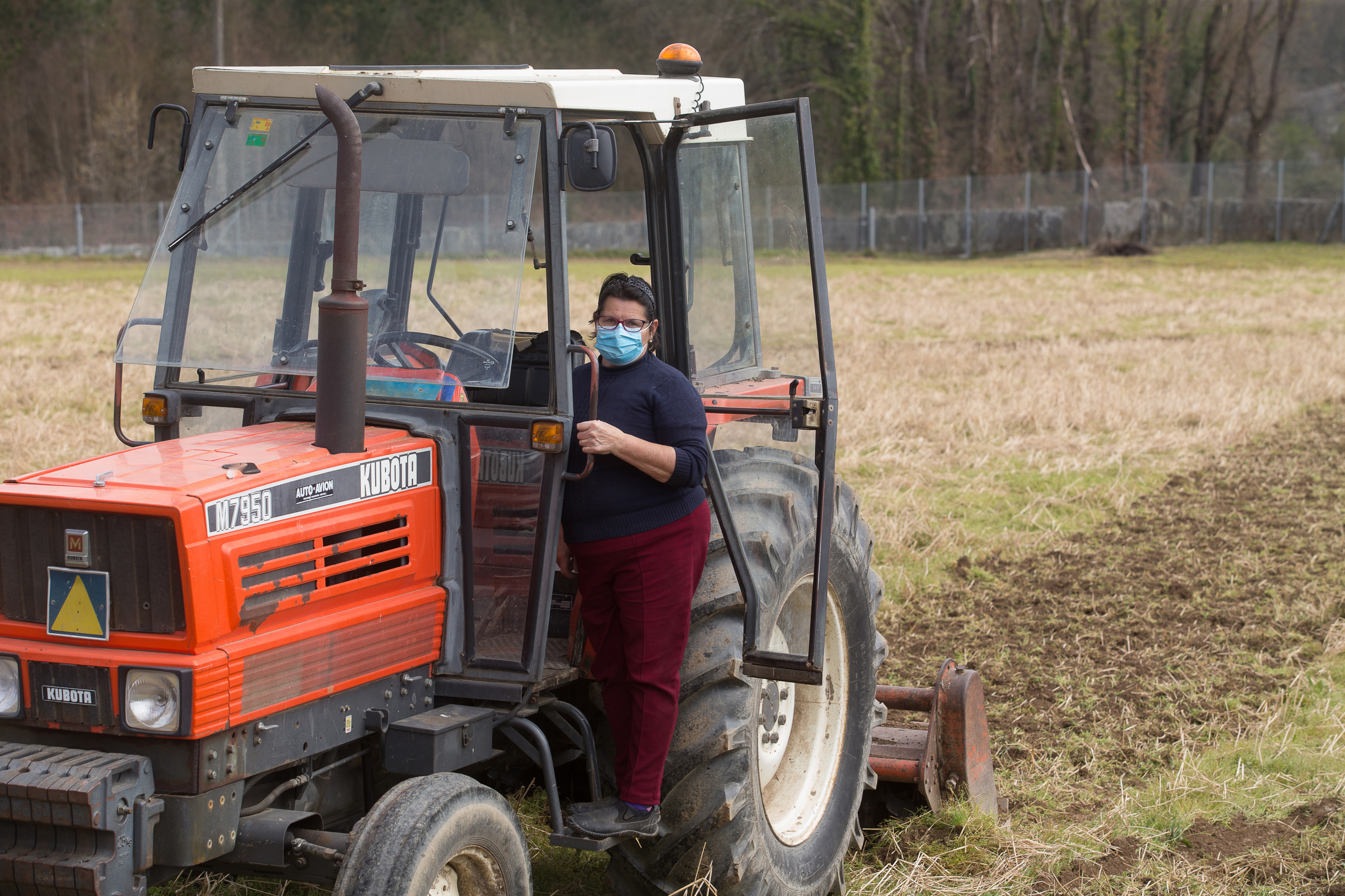 Archivo - Una mujer con su tractor para plantar patatas. Imagen de archivo.