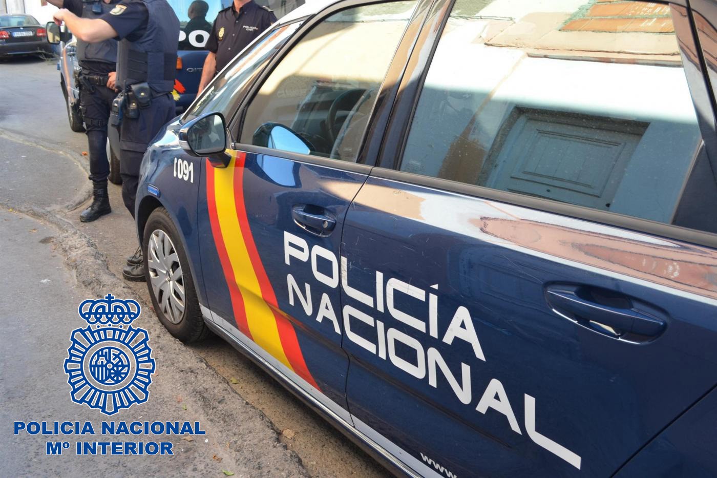 Archivo - Vehículo de Policía Nacional, agentes.