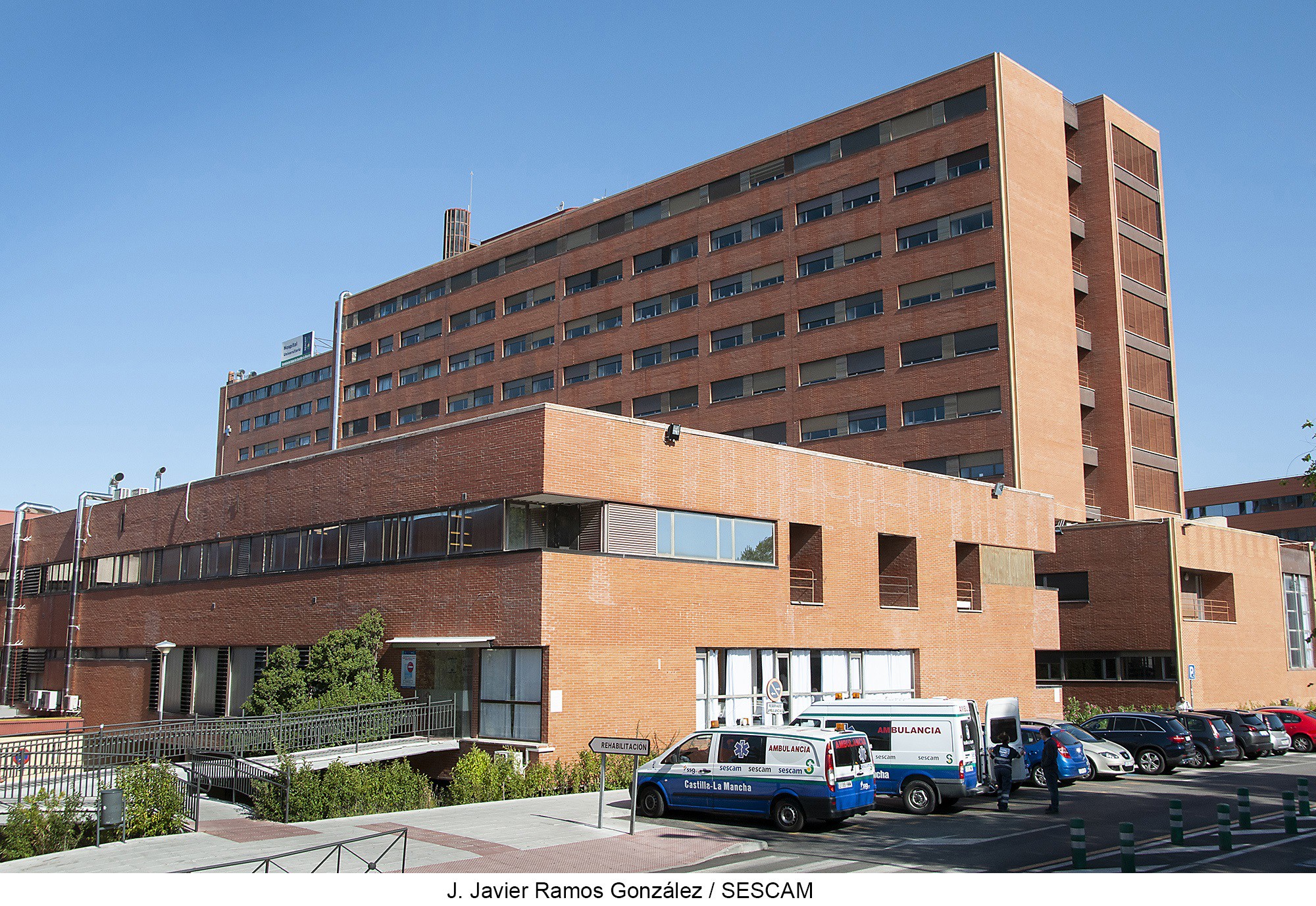 Archivo - Accesos al Hospital Universitario de Guadalajara.