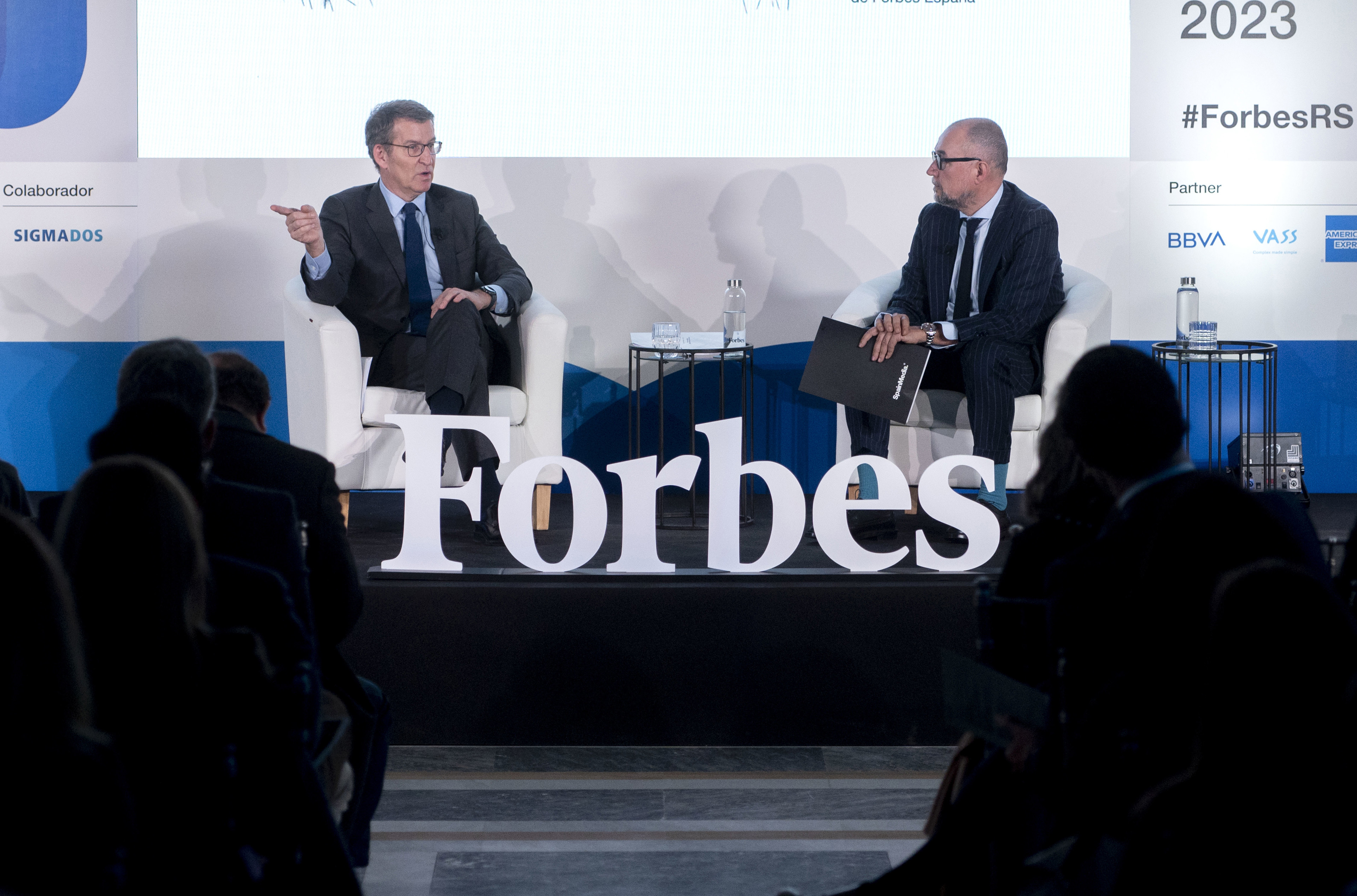 El presidente del Partido Popular, Alberto Núñez Feijóo (i), y el presidente de SpainMedia, Andrés Rodríquez (d), mantienen la  conversación: 'La alternativa popular: crisis, energía y cambio climático' durante la sexta edición del Forbes Summit Reinventi