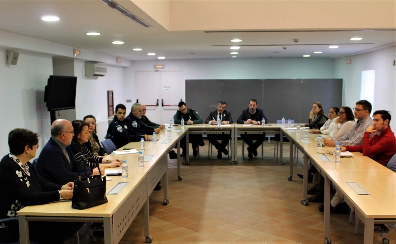 El subdelegado del Gobierno en Toledo, Carlos Ángel Devia, se ha reunido en la localidad de Torrijos con los directores de los centros educativos del municipio.
