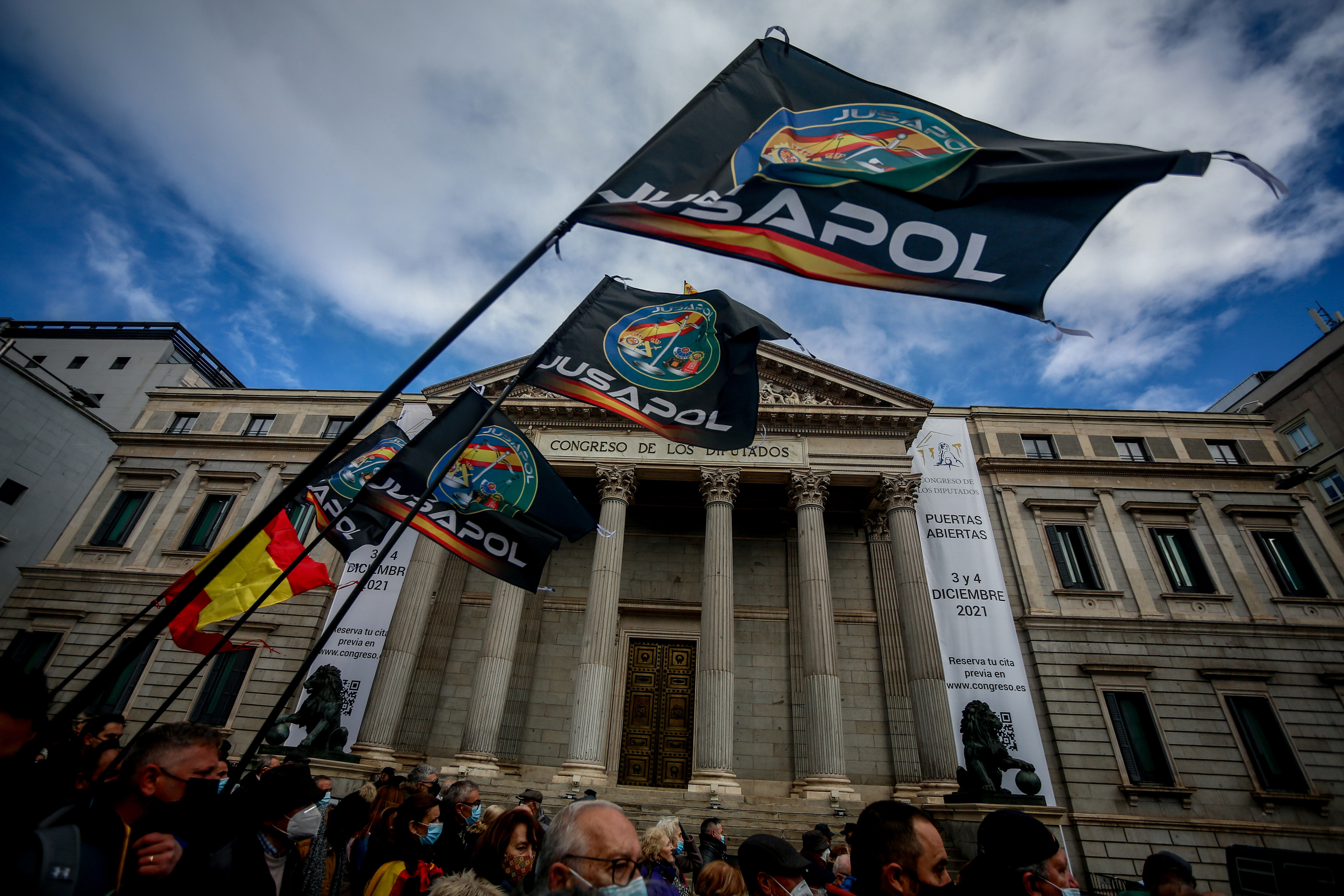 Archivo - Varias personas sostienen banderas del sindicato policial Jusapol en una manifestación contra la reforma de la Ley de Seguridad Ciudadana, frente al Congreso de los Diputados, a 27 de noviembre de 2021, en Madrid (España).