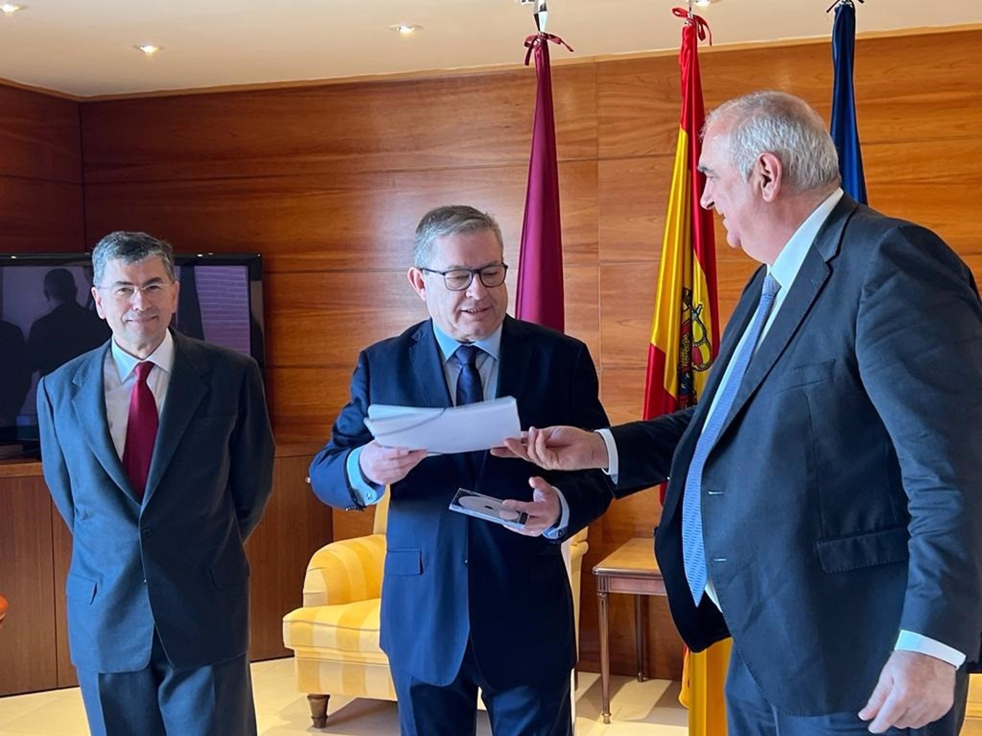 El presidente de la Cámara autonómica, Fernando Andújar, en el acto de entrega simbólica de los datos de la Cuenta Anual de Castilla-La Mancha correspondientes al ejercicio 2021 - TRIBUNAL DE CUENTAS