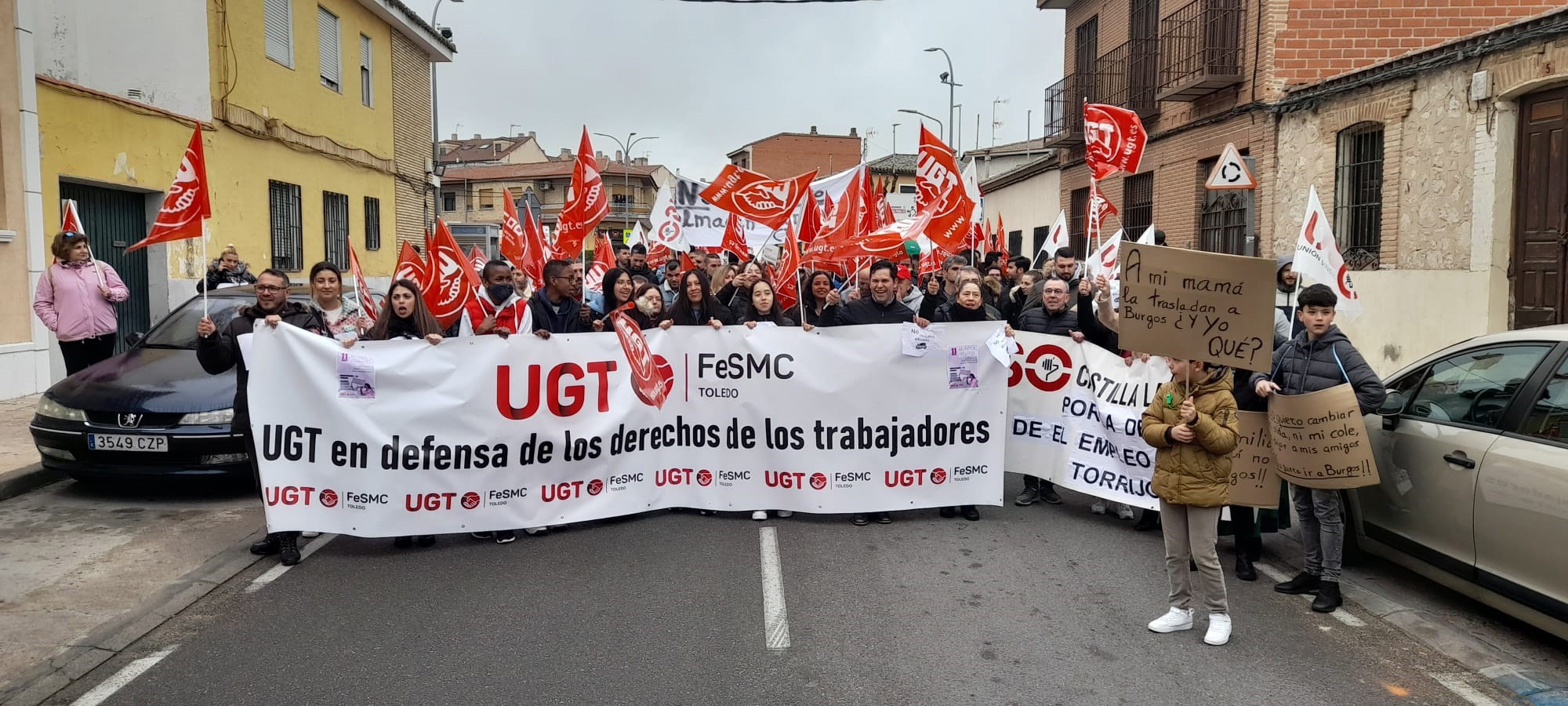 Decenas de personas se manifiestan en Torrijos para protestar por el cierre del operador logístico ID Logistic (Campofrío).
