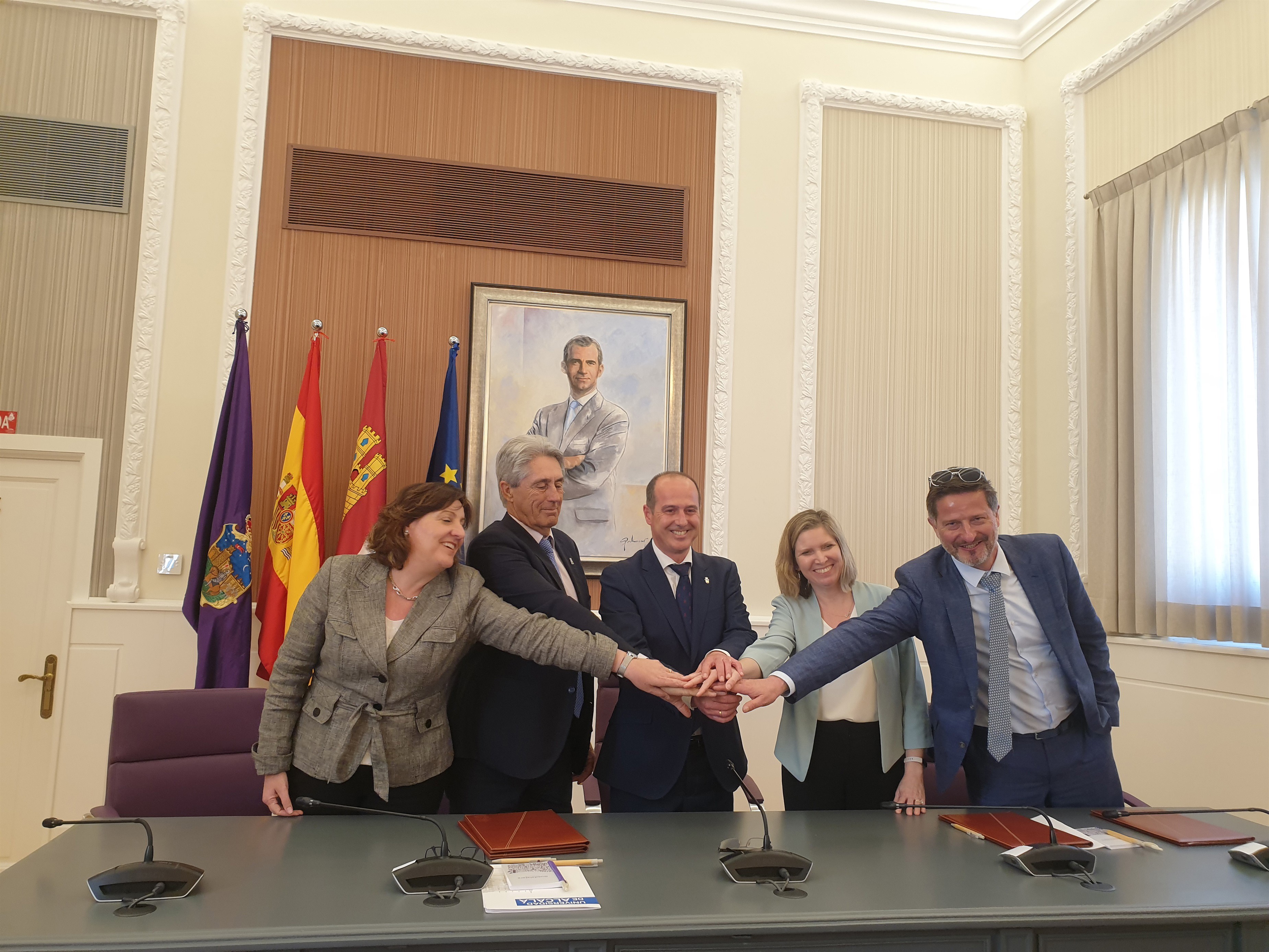 Firma del acuerdo marco entre la UAH y Cummins para el desarrollo de actividades formativas y de investigacion en energía limpia