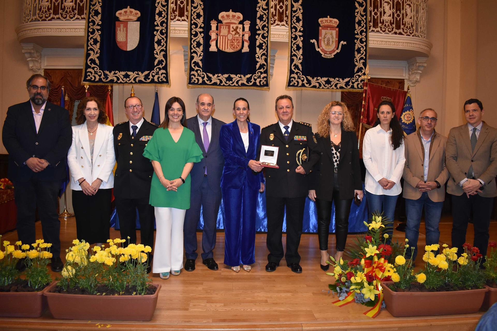 Entrega de la medalla del Ayuntamiento de Ciudad Real a la Comisaría de Policía Nacional de Ciudad Real - AYUNTAMIENTO DE CIUDAD REAL