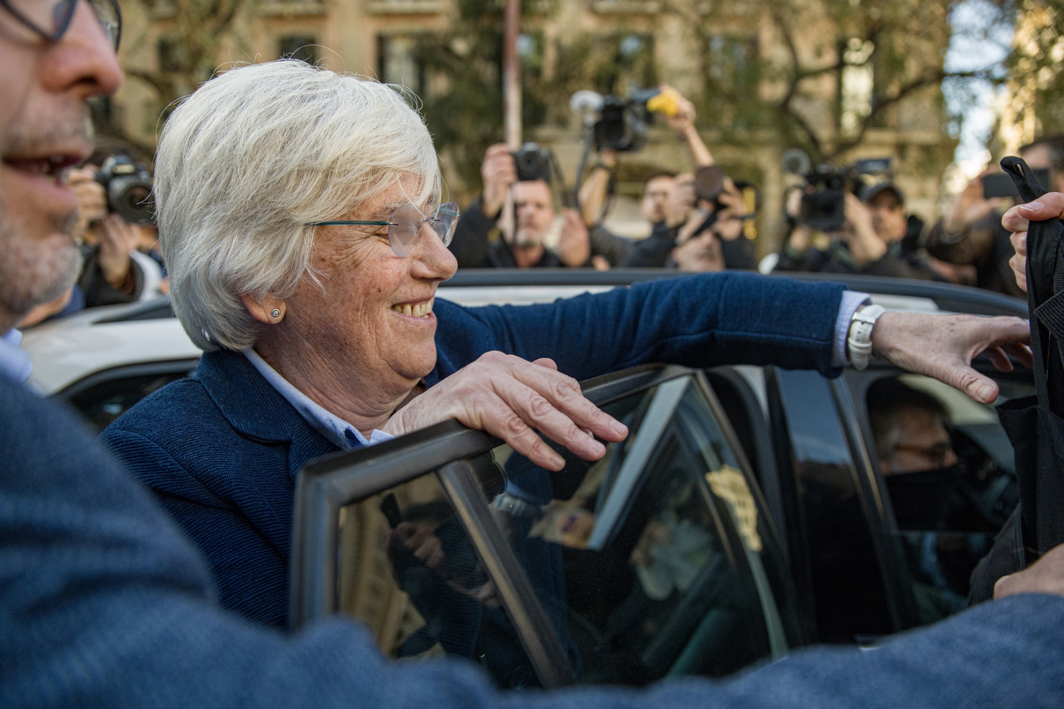 La eurodiputada de Junts y exconsellera Clara Ponsatí entra en un coche de los mossos sin logotipar en la plaza de la Catedral de Barcelona.