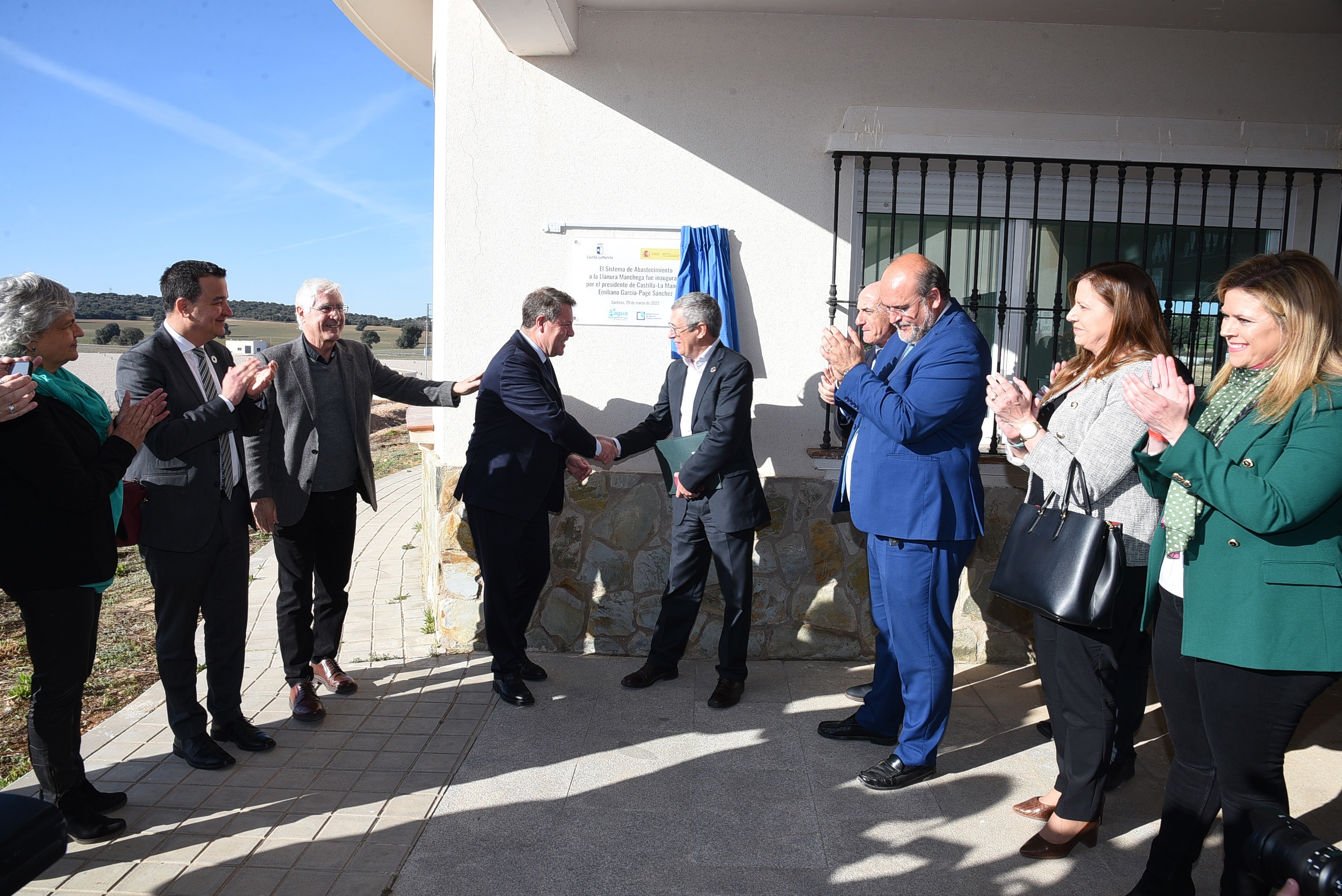 El presidente de Castilla-La Mancha, Emiliano García-Page, inaugura el sistema de abastecimiento a la llanura manchega.