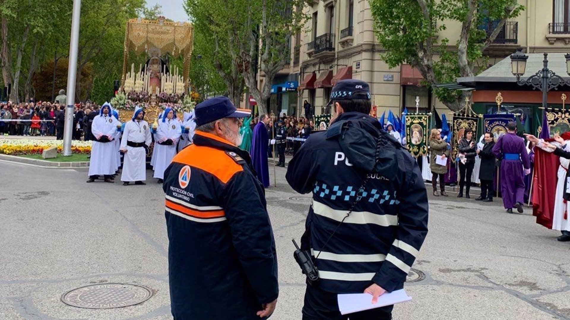 Un agente de la Policía Local de Albacete junto a un miembro de Protección Civil - AYUNTAMIENTO DE ALBACETE
