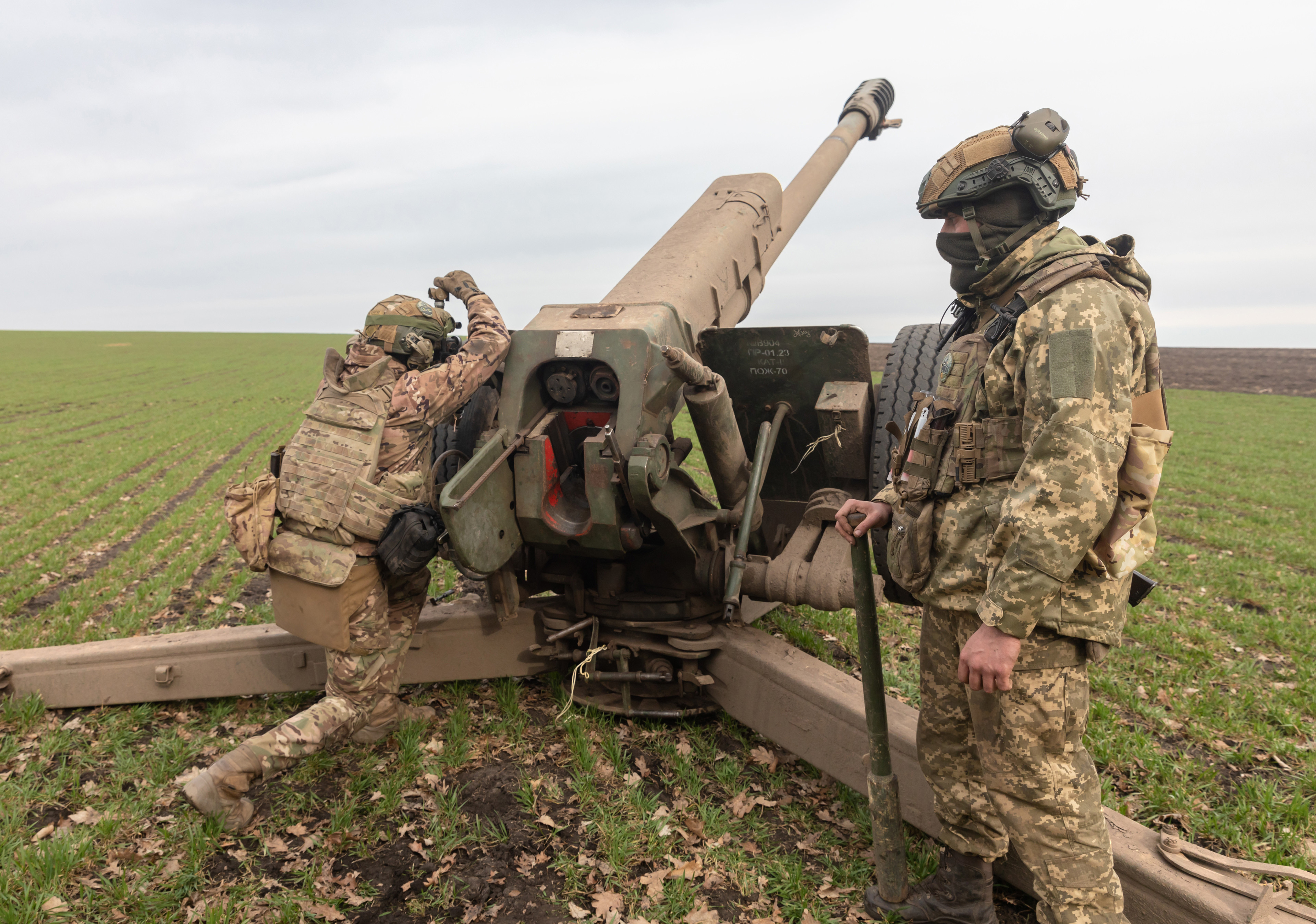 March 21, 2023, Donetsk region, Ukraine: A Ukrainian Armed Forces soldier is seen pointing a 122mm howitzer D-30 at a target before firing. Ukraine's state-owned defense conglomerate, Ukroboronprom, has delivered its first batch of domestically produced 1