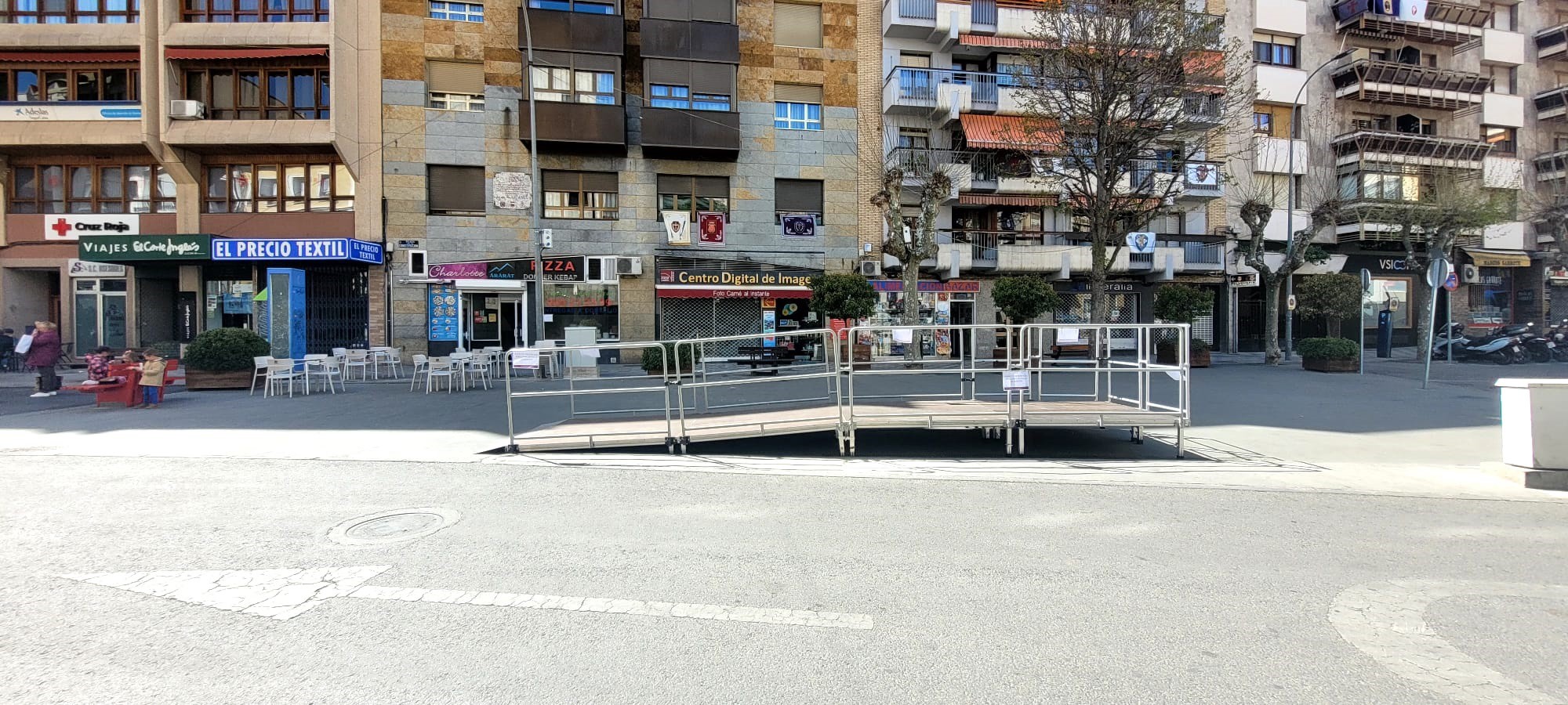 Plataforma accesible en la Plaza de la Constitución de Cuenca para que las personas en silla de ruedas puedan disfrutar de las procesiones.