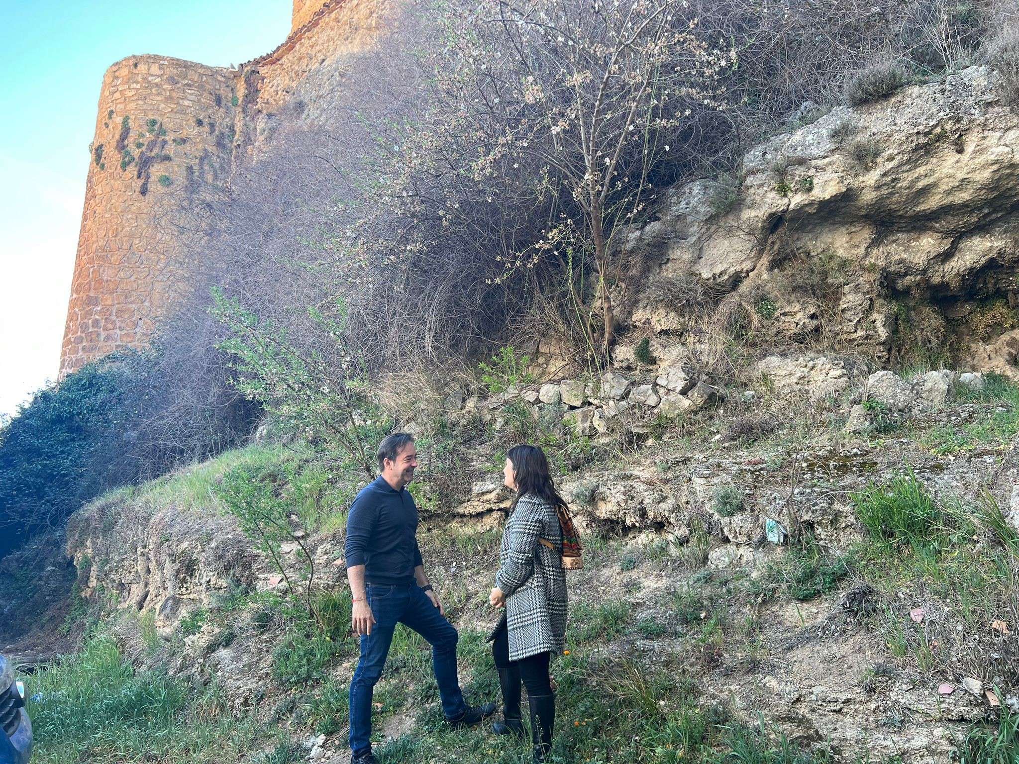 El diputado de Patrimonio, Miguel Ángel Valero, visita uno de los puntos de la muralla de Cañete junto a la alcaldesa de esta localidad, Montse Poyatos.