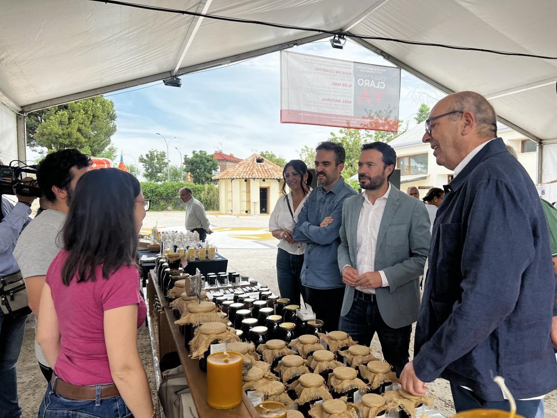 Escudero apoya en la X Feria de la Miel de Azuqueca al sector apícola, «un referente internacional que genera riqueza»