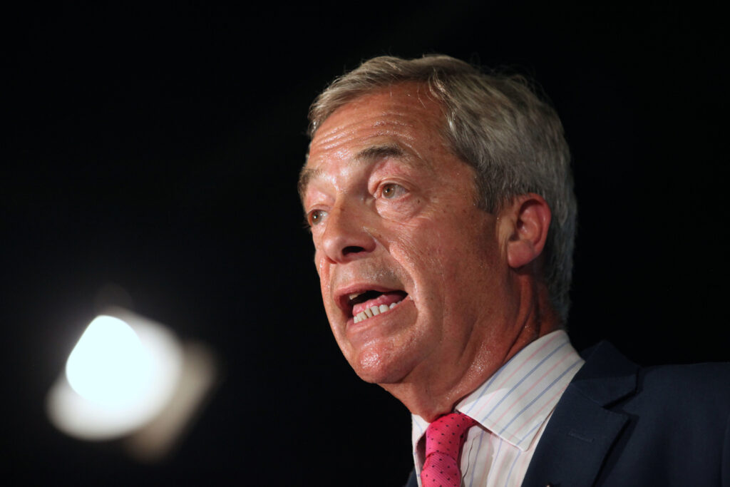Farage logra entrar al Parlamento británico tras absorber la mitad del voto conservador en su circunscripción