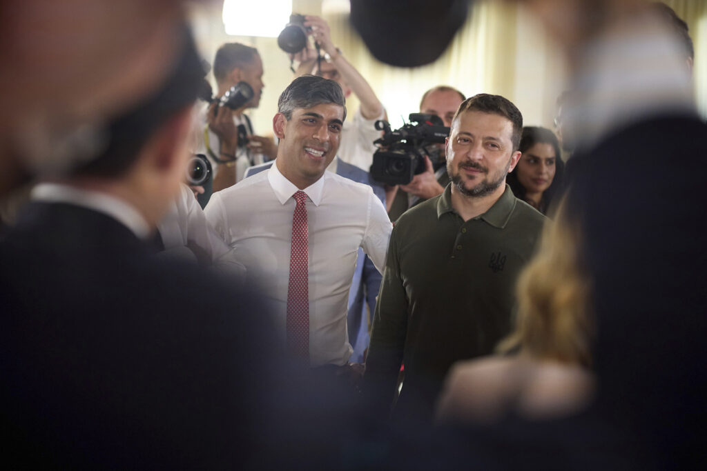 Zelenski felicita a Starmer y agradece a Sunak el «constante apoyo» a Ucrania durante su mandato