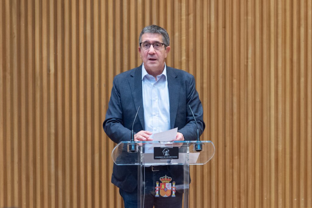 El PSOE acusa al PP de «asumir y copiar» el discurso xenófobo de la ultraderecha con la inmigración