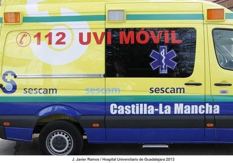Trasladan a hospital a un trabajador herido tras caer de un camión de jardinería al tomar una curva en Motilla