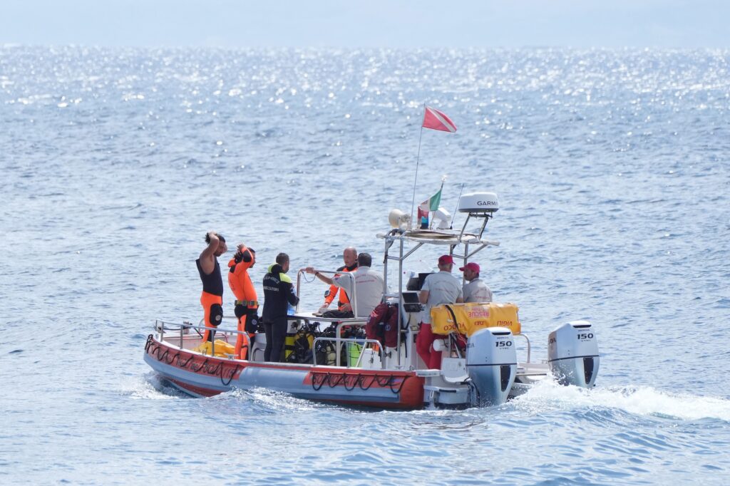 Los buzos llegan al interior del yate naufragado en Sicilia en una compleja operación