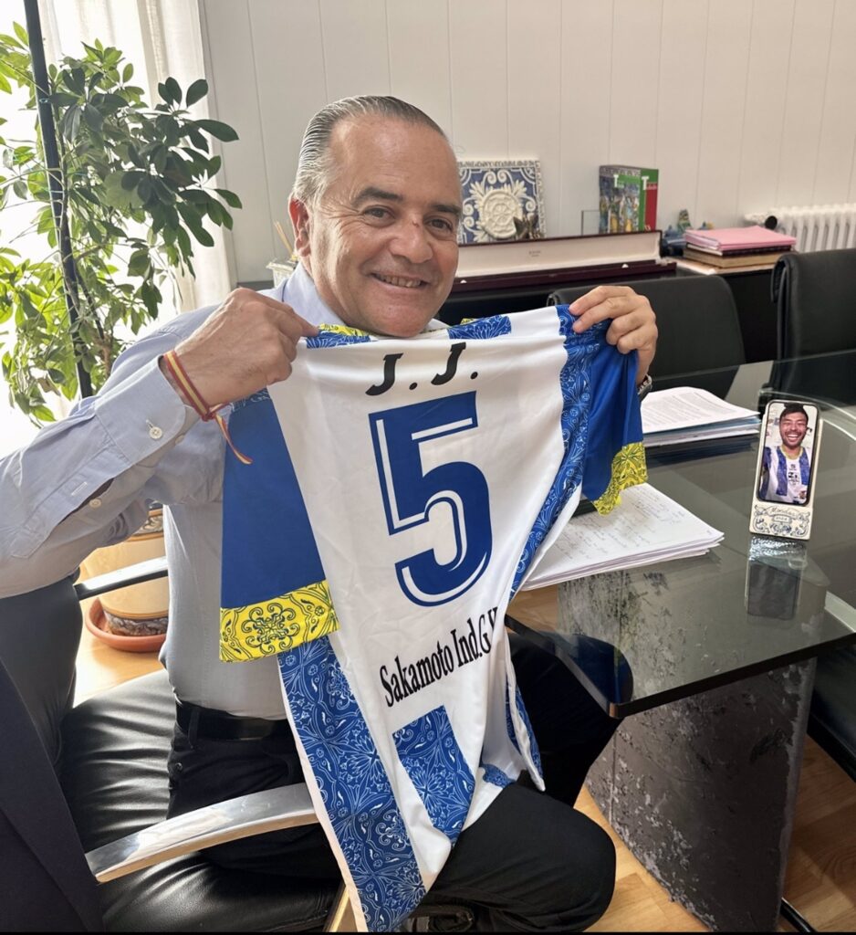 Un equipo de fútbol sala japonés con los colores de Talavera hace regala su camiseta al alcalde de la ciudad