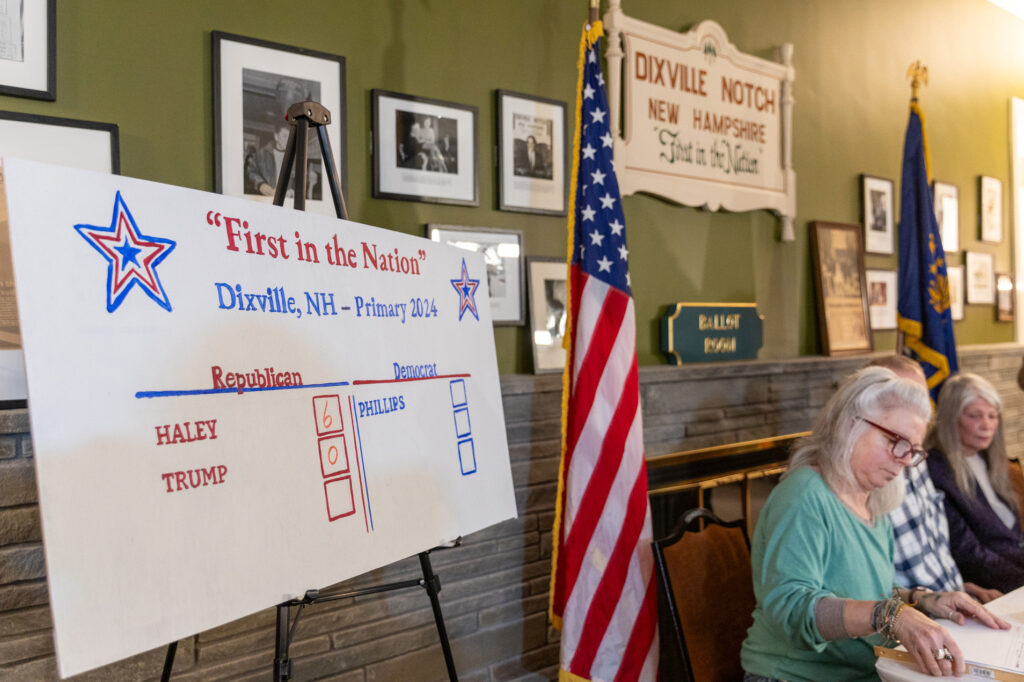 Harris y Trump empatan en una simbólica votación en Dixville Notch, primera localidad en votar en EEUU