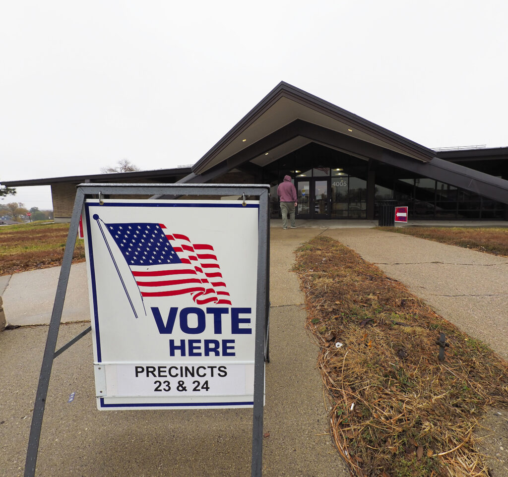 Harris visita la sede del Comité Nacional Demócrata y habla con votantes para pedir que acudan a las urnas