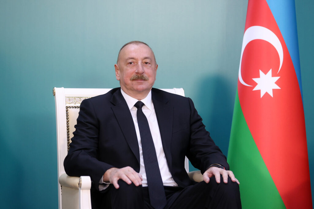 Aliyev dice estar seguro de que «representantes» rusos son responsables del accidente de Azerbaijan Airlines