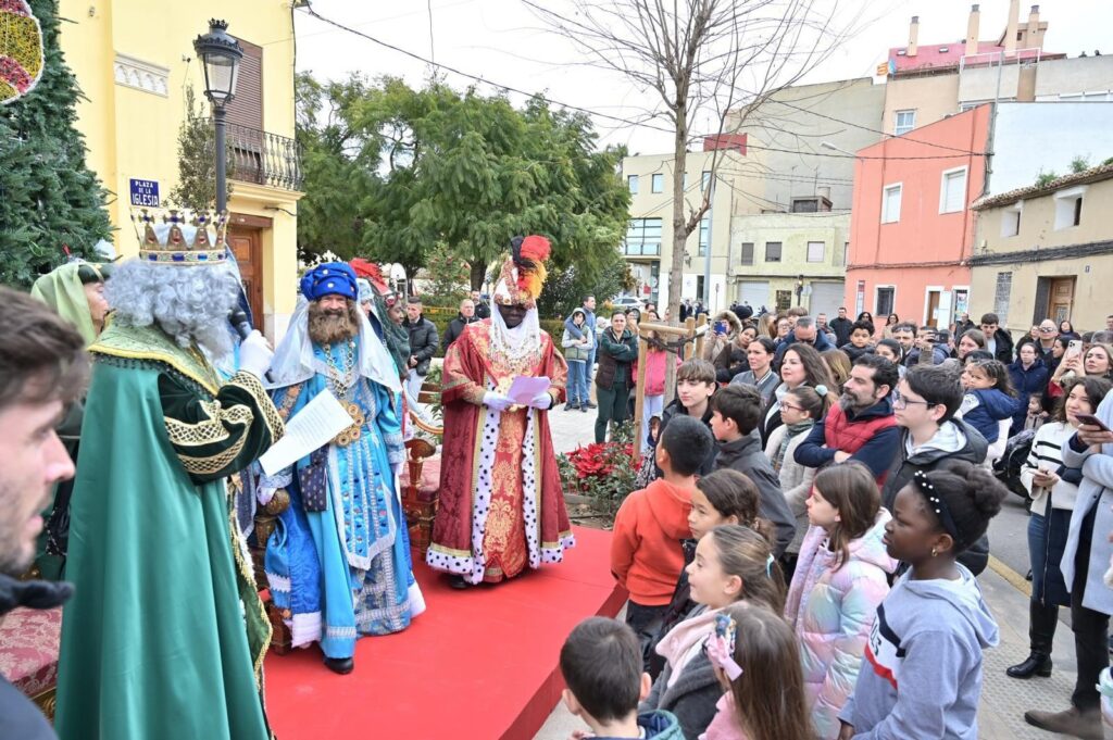 Los Reyes Magos reparten ilusión en las pedanías afectadas por la dana: «Nadie se ha quedado sin regalo»
