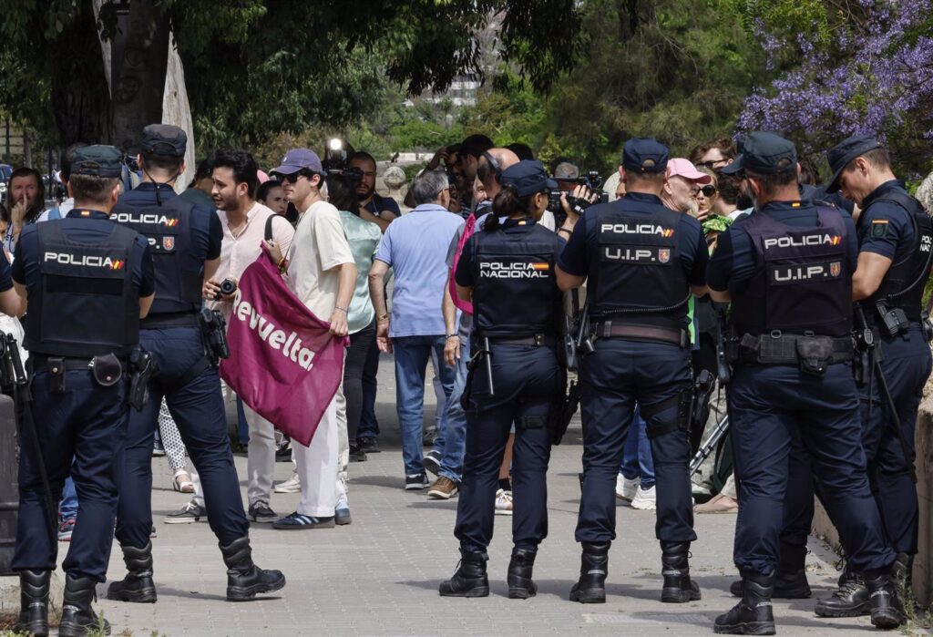Sánchez llega a València para reunirse con víctimas de la dana entre protestas y muestras de apoyo