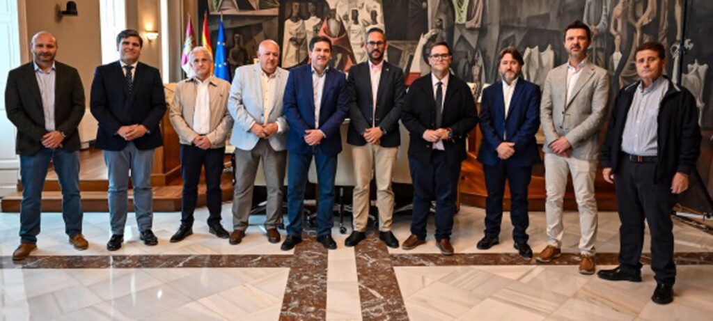 Valverde pone a Emaser como ejemplo de eficacia en el medio rural ante una delegación de la Diputación de Granada