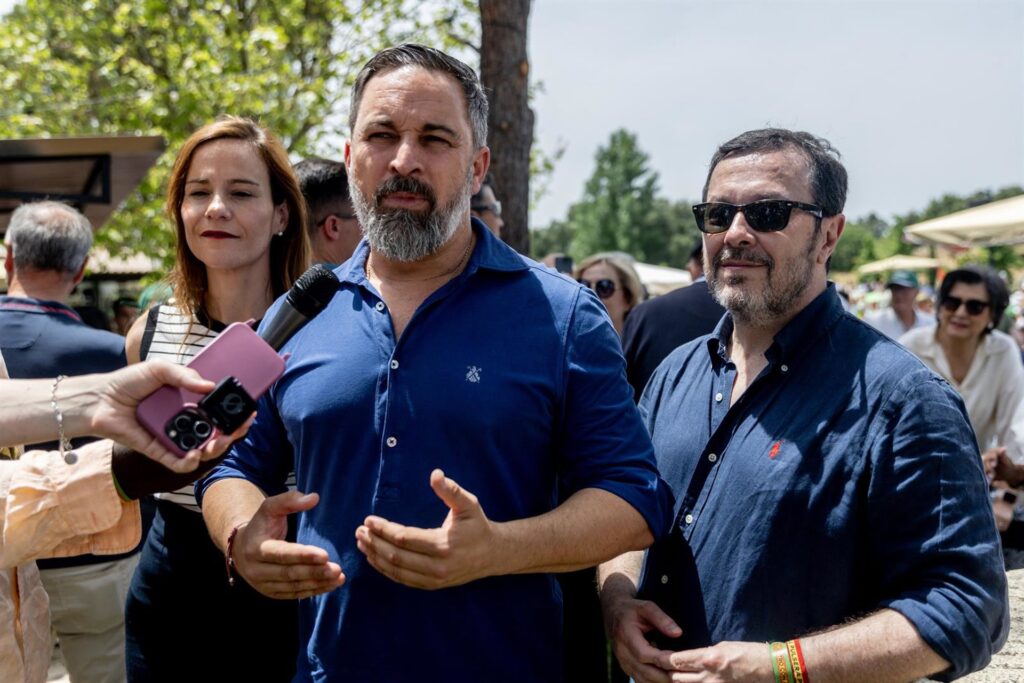 Abascal critica que PP y PSOE «parecen la misma cosa y actúan de la misma manera»