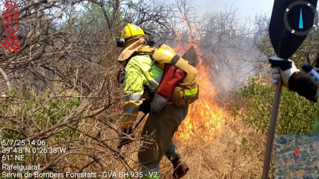 Las tormentas dejan incendios por rayos en varios municipios de Valencia y Castellón
