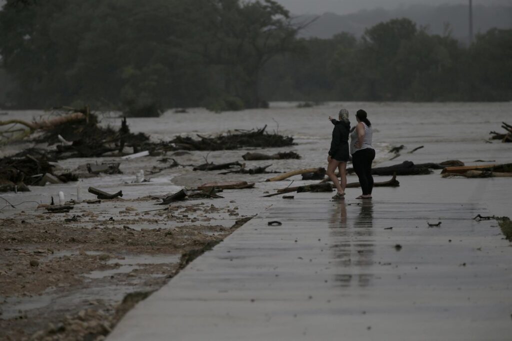 Las inundaciones en Texas dejan ya 32 muertos, entre ellos 14 niños, y decenas de desaparecidos